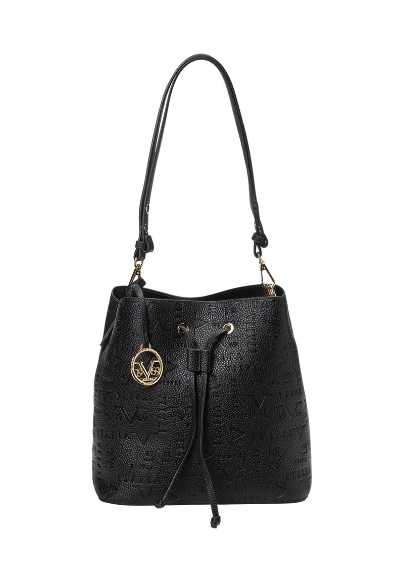 Schwarze strukturierte Bucket Bag mit geprägtem Logo-Muster, verstellbarem Schulterriemen, goldenen Hardware-Elementen und Kordelzugverschluss.