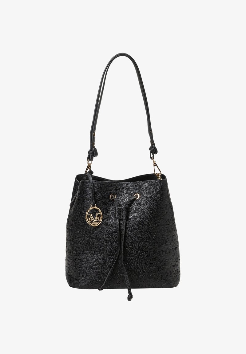 Schwarze strukturierte Bucket Bag mit geprägtem Logo-Muster, verstellbarem Schulterriemen, goldenen Hardware-Elementen und Kordelzugverschluss.