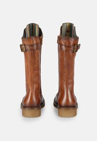 Stivali alti in pelle marrone con finitura testurizzata, zip laterali, dettagli con fibbie regolabili e rivestimento in tessuto a righe nella parte superiore.