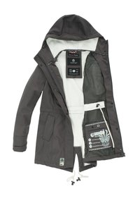 Veste imperméable grise avec capuche, doublure en polaire, multiples poches, cordon de serrage réglable, et étiquettes intérieures détaillant l'entretien et les caractéristiques.