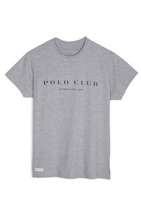 Šedé tričko s krátkými rukávy a kulatým výstřihem, s nápisem "POLO CLUB ESTABLISHED 2012" v tmavě modré barvě uprostřed přední části.