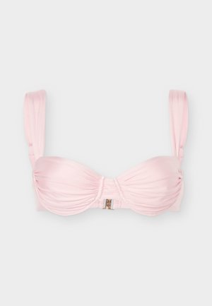 Lichtroze bikini top met plooien, verstelbare schouderbandjes en een metalen sluiting aan de voorkant in het midden.