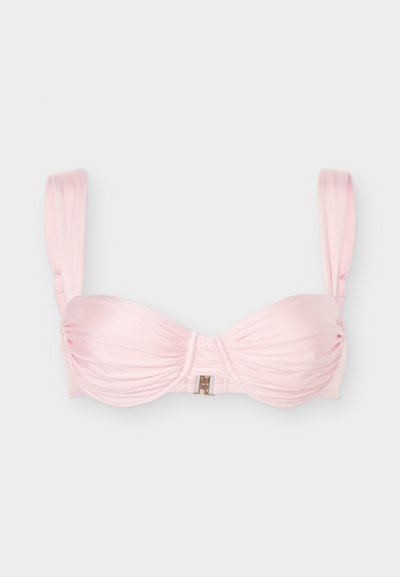 Svetloružový bikini top s nazberaním, nastaviteľné ramenné popruhy a kovová spona v strede prednej časti.