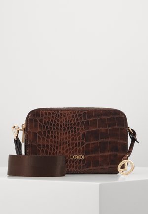 Ciemnobrązowa torebka na ramię z skóry o fakturze krokodyla, z złotymi okuciami, szerokim materiałowym paskiem i logo marki na przedniej stronie.