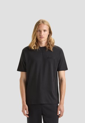 T-shirt in cotone nero con scollatura rotonda e maniche corte. Presenta un logo nero discreto sul petto. Design semplice e dritto.