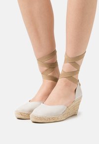 Selected Femme SLFMIA WEDGE  - Sapatos de salto alto com atacadores - sand