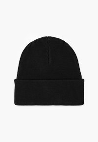 Zwarte gebreide beanie met een opgerolde boord, geribbeld patroon en naadloos ontwerp van de kroon, gemaakt van zachte, flexibele stof.