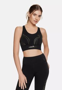 Schwarzer Sport-BH mit Rundhalsausschnitt, geschwungenen Nähten und goldenen Akzenten. Hergestellt aus dehnbarem Material bietet er eine figurbetonte Silhouette für Unterstützung.
