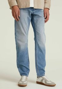 CHASIN' EVAN SNAKE - Traperice ravnih nogavica - light blue
