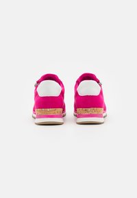 Rosa suede sneakers med hvite hælakkenter, kork mellomsåle og teksturert gummiyttersåle, med glidelås bak.