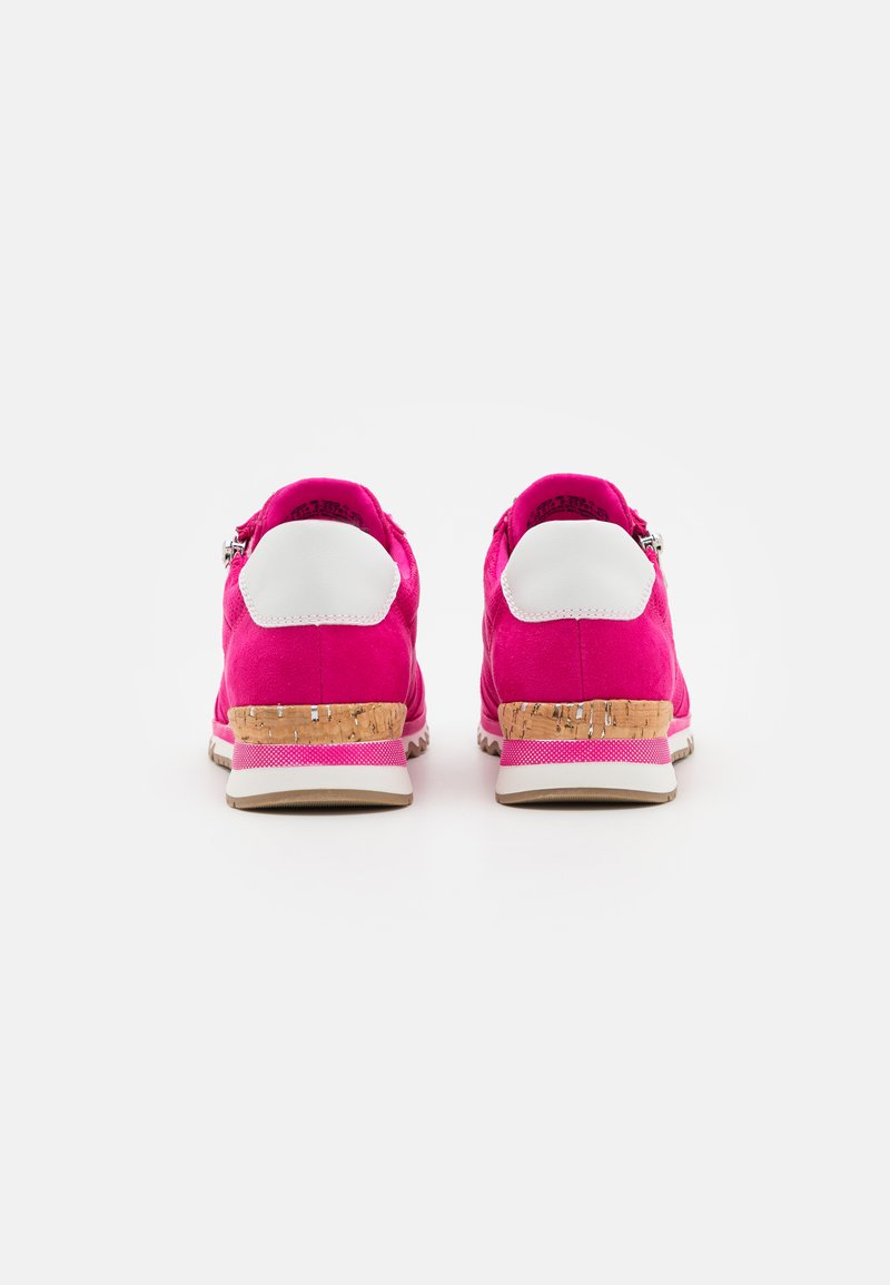 Sneaker in suede rosa con dettagli bianchi sul tallone, suola in sughero e suola in gomma testurizzata, dotate di chiusura con zip sul retro.