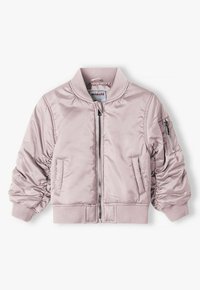Veste bomber en satin rose avec fermeture éclair à l'avant, col et poignets côtelés, deux poches latérales et une poche zippée sur la manche.