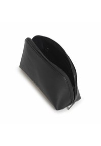 Czarna skórzana kosmetyczka o teksturowanym wykończeniu, z zaokrąglonym wierzchem i srebrnym zamkiem błyskawicznym wzdłuż krawędzi. Posiada pojemne wnętrze.