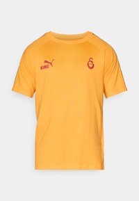 Geel T-shirt met korte mouwen, gemaakt van katoen. Heeft een rode "KING" en logo op de linkerborst. Gladde textuur met een klassiek ronde halsontwerp.