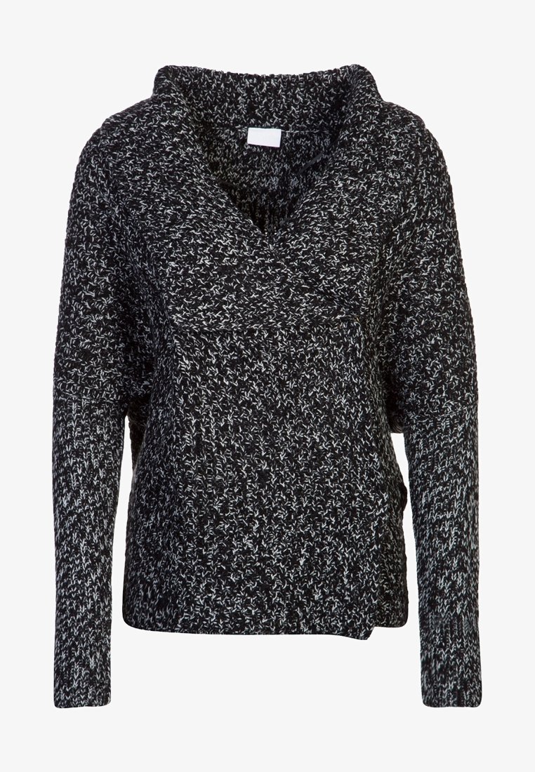 Pull en tricot noir et blanc avec col en V, manches longues, coupe ample et motif texturé. Présente un design décontracté et confortable.