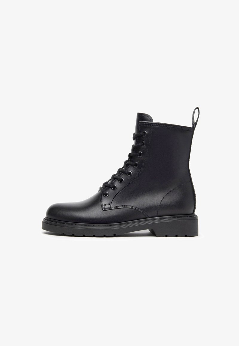 Bottes noires en cuir montantes avec un bout arrondi, fermeture à lacets, couture renforcée et semelle en caoutchouc texturé pour une meilleure adhérence.