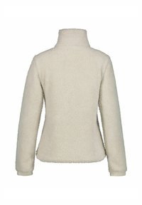 Beige, pitkähihaine, korkeakauluksinen fleece-takki, jonka takaosa näkyy pehmeästä, tekstuurilla varustetusta kankaasta ja tiukasta muotoilusta.