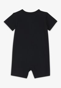 Schwarzer Kurzarm-Overall aus weichem Baumwollstoff. Hat einen runden Ausschnitt und Druckknöpfe im Schritt für einen einfachen Wechsel.