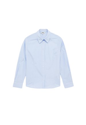 Jasnoniebieska koszula z długim rękawem na guziki, z białymi pionowymi paskami i ostrym kołnierzykiem, ułożona płasko na białym tle.
