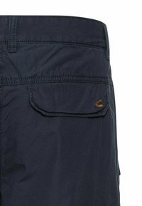 Marineblauwe shorts van lichtgewicht stof met een achterzak met een afgeronde flap en een klein merklogo in goud.