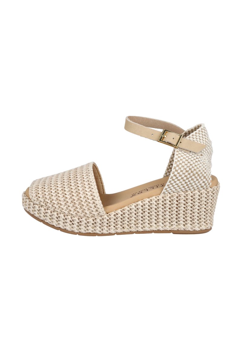 Sandalias de cuña trenzadas en color beige con correa al tobillo y hebilla, que cuentan con un empeine texturizado y una plataforma sólida.