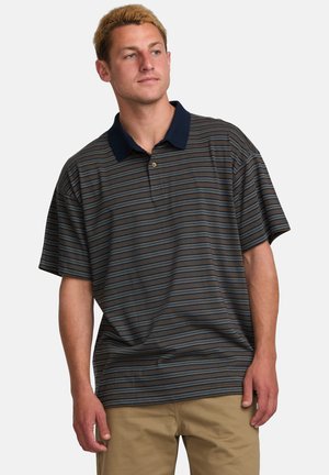 Camisa polo de manga corta, con cuello azul marino, base oscura con rayas horizontales en tonos azules, naranjas y verdes, corte relajado, textura de tela suave.