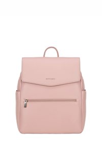 Růžový kožený batoh s klopou na zavírání, přední kapsou na zip a horním držadlem. Disponuje hladkou texturou a značkovým detailem.