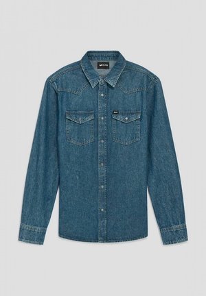 Camicia in denim di un blu scuro con maniche lunghe, colletto a punta, due tasche sul petto e etichetta con marchio sulla tasca sinistra.