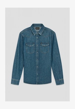 Camicia in denim di un blu scuro con maniche lunghe, colletto a punta, due tasche sul petto e etichetta con marchio sulla tasca sinistra.