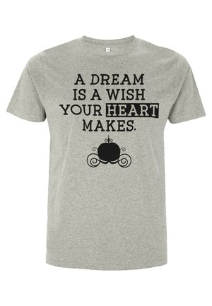 Grå bomulds t-shirt med sort tekst: "EN DRØM ER ET ØNSKE, DIT HJERTE LAVER" og et lille sort vogn grafik. Korte ærmer, standard pasform.