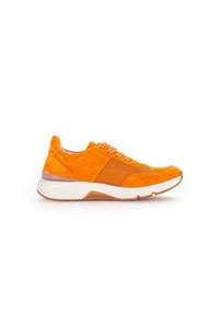 Pomarańczowe zamszowe i siateczkowe sneakersy z białą podeszwą środkową i brązową gumową podeszwą, z okrągłymi sznurówkami i przeszyciami.