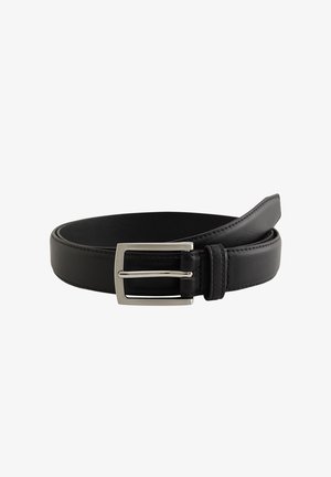 Cinturón de cuero negro con una textura suave, con una hebilla rectangular de plata y un solo pasador.