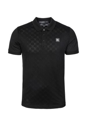 Camisa de polo negra hecha de una tela suave, con un sutil patrón en relieve, tapeta de dos botones y logotipo en el lado izquierdo del pecho.