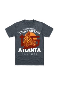 Mörkgrå bomull T-shirt med en cyklist på en motorcykel, med grafisk orange sol och fet vit text som säger "International Trackstar Atlanta Raceway."