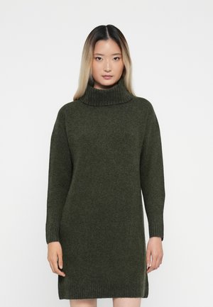 Vestido de punto verde oscuro con un alto cuello acanalado y mangas largas. Presenta un corte recto y un dobladillo acanalado en la parte inferior.
