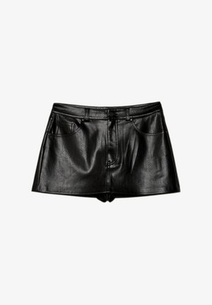 Sorte lædershorts med en glat tekstur, fem-lomme design og knaplukning. Har lavtalje og lige ben.
