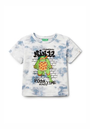 Baumwoll-T-Shirt mit einem blauen Batikmuster, das eine grüne Cartoonfigur zeigt, die eine Pizza hält, und schwarzem Text auf einem weißen Hintergrund.