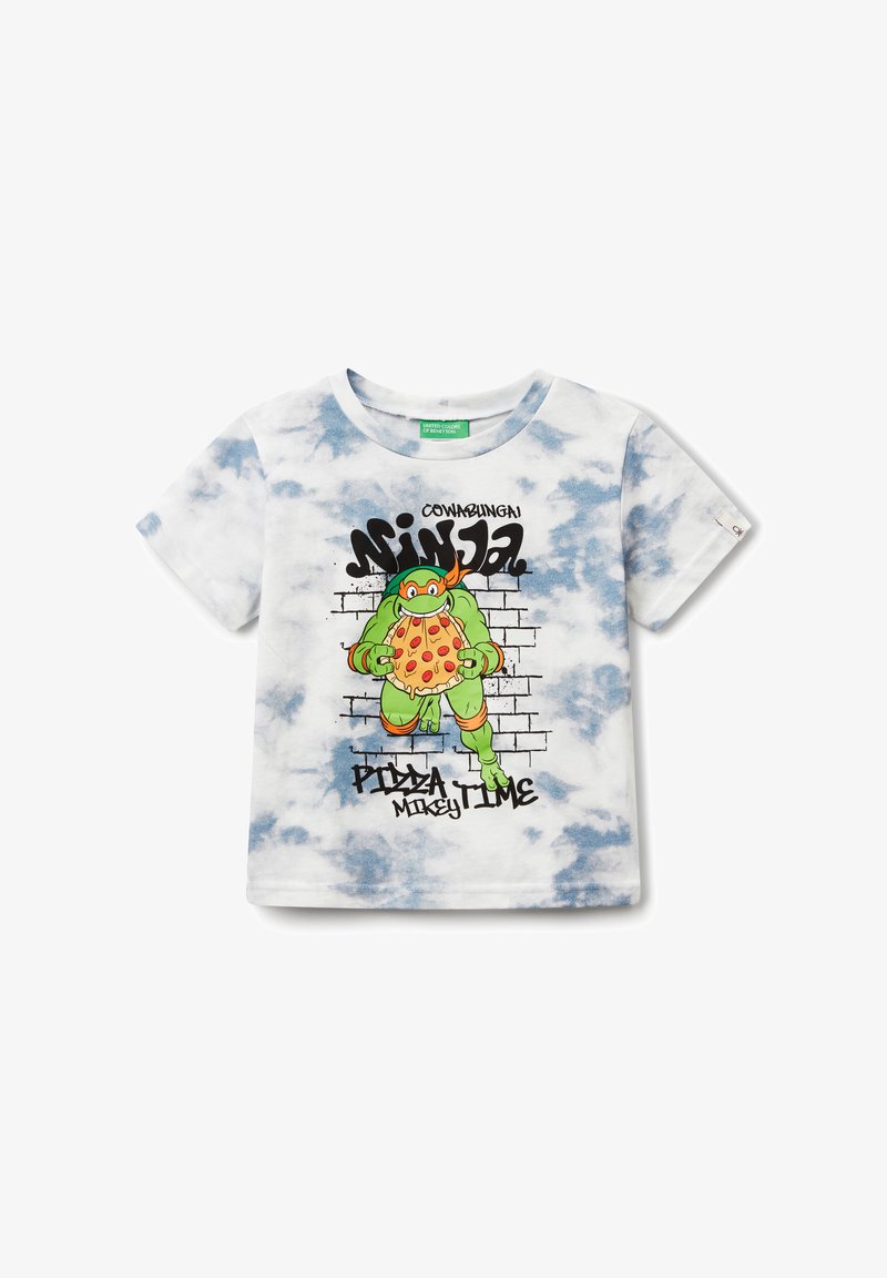 Katoenen T-shirt met een blauw tie-dye patroon, featuring een groene cartoonfiguur die pizza vasthoudt en zwarte tekst op een witte achtergrond.