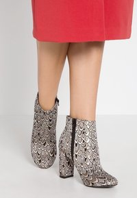 Miss Selfridge Botines bajos - silver-coloured