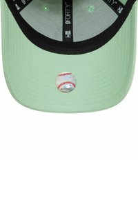 Gorra de béisbol verde menta con visera negra, que presenta un logo de béisbol en la parte delantera y una superficie de tela texturizada.