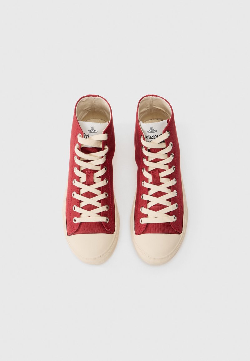 Ein Paar rote High-Top-Canvas-Sneaker mit beigen Gummisohlen und cremefarbenen Schnürsenkeln auf einem weißen Hintergrund.