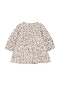 Blomstrede bomulds kjole med lange pufærmer. Hvid bund med mønstre af rosa, gul og lilla blomster. Knaplukning på bagsiden.