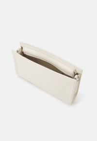 Calvin Klein MINIMAL HARDWARE CROSSBODY - Soma ar siksnu pāri ķermenim - ecru