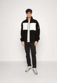 Tommy Jeans FABRIC MIX JACKET - Lehká bunda - black/multi