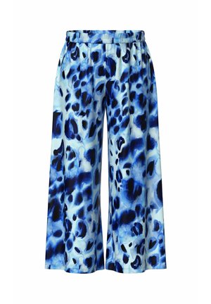 Pantalon large à imprimé animal bleu et noir avec une ceinture élastique sur fond blanc.