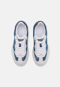 Blaue und weiße Turnschuhe mit einem Obermaterial aus Denim, weißen Schnürsenkeln und einem strukturierten Muster. Mit Markenlogo an Zunge und Ferse.