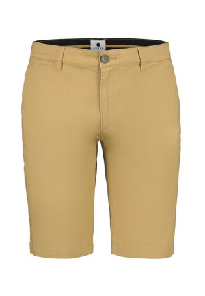 Pantalones cortos beige para hombre hasta la rodilla con cierre de botones, trabillas para cinturón y bolsillos delanteros, exhibidos sobre un fondo blanco.