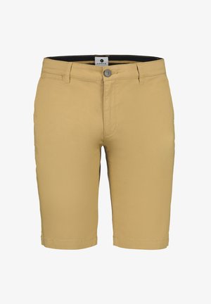 Herre beige knælange shorts med knaplukning, bæltestropper og forlommer, vist mod hvid baggrund.