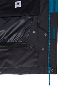Schwarzes Innenfutter einer Jacke mit einem blauen Reißverschluss, Metalldruckknöpfen und einem Stoffetikett. Ausgestattet mit einer Tasche auf der linken Seite mit strukturierter Oberfläche.