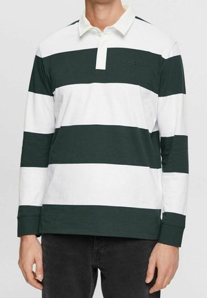 Homme portant un maillot de rugby à manches longues avec de larges rayures horizontales vert foncé et blanches et un col blanc.